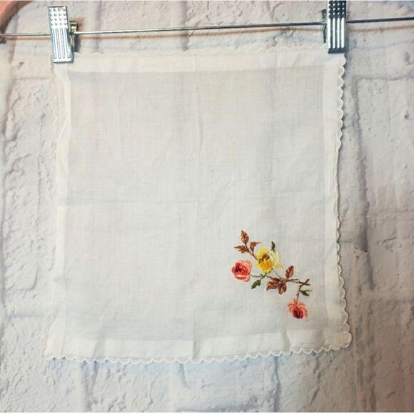 Vintage Accessories - VINTAGE Scalloped Edge Floral Embroidered Handkerchief